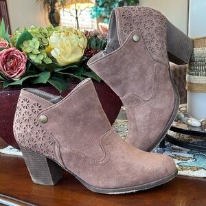 Pierre Dumas Brown Faux Suede Ankle Booties Stacked Heel Laser-Cut Details Vegan